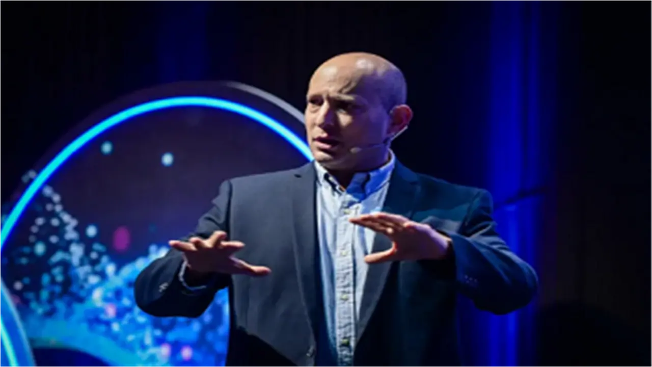 تفاصيل عملية «الأخطبوط».. كيف اخترق إيرانيون هاتف رئيس وزراء إسرائيل السابق بينيت؟